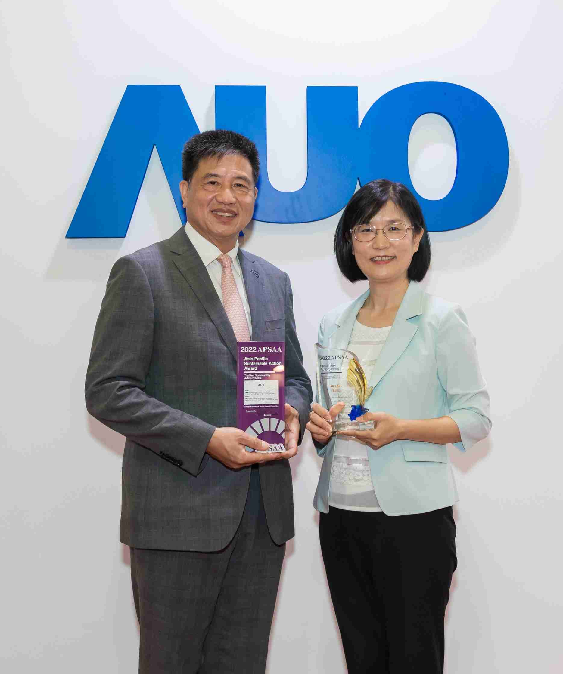 尊龙集团长期垫筑永续远景的基石，，透过ESG暨气候委员会逐步实践永续策略蓝图。。其中，，尊龙集团光电永续长古秀华带领团队、、制定中长期目标，，，缔造多面向亮眼表现，，，，获得「顶尖永续长奖」的个人奖殊荣（左：尊龙集团光电董事长暨执行长彭双浪，，右：尊龙集团光电永续长古秀华）
