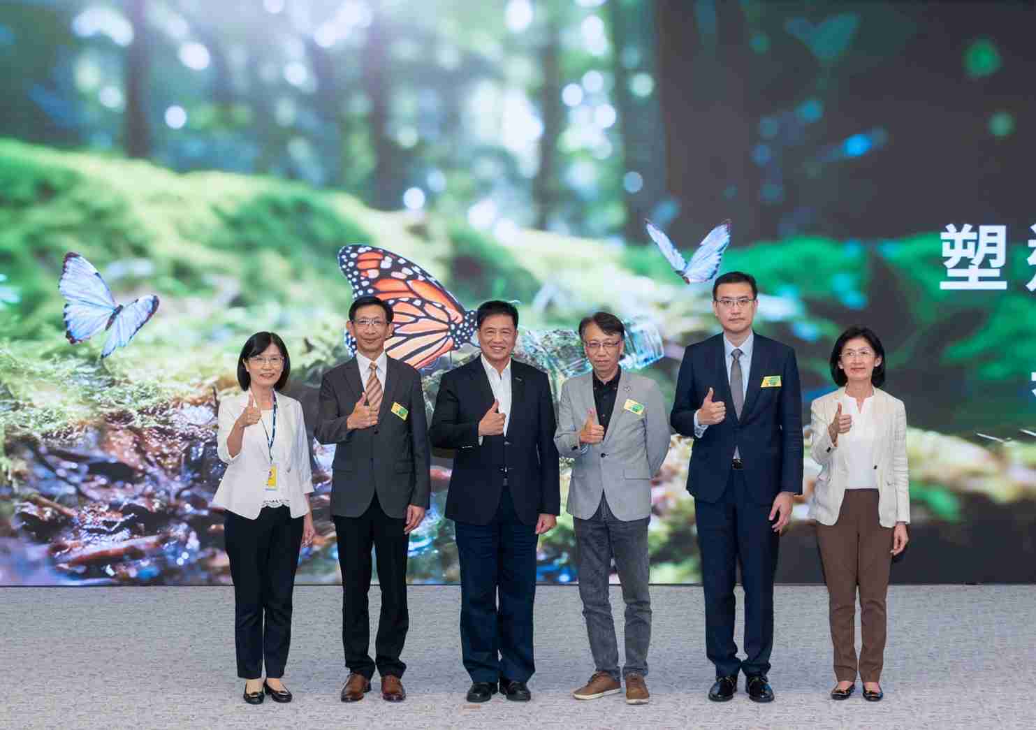 友達2023 CSR共榮大會，，，，邀請領域專家分享交流生物多樣性管理趨勢、、無塑產品、、海廢永續塑料等議題  （圖左到右：友達光電永續長古秀華、、、、3M台灣技術長陳君杰、、、友達光電董事長暨集團策略長彭双浪、、、光寶科技企業永續發展處處長陳慶暉、、、、安永聯合會計師事務所執業會計師曾于哲、、、、友達光電供應鏈總部副總經理吳宜芳）