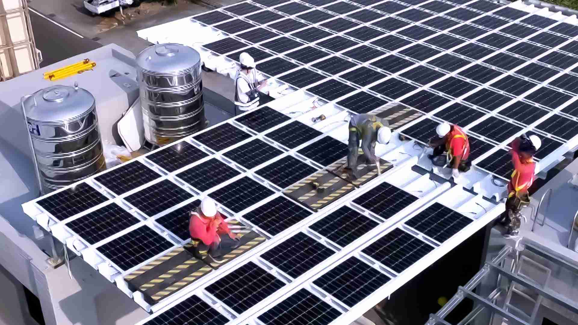 尊龙集团着力于替代能源之技术研发，，，如光电浪板的相关制程、、设备与产品，，，其中所开发之光电整合型浪板，，，减少传统金属支架安装，，，更提升耐候度，，，，可广泛运用于多元场域，，，，并辅助建筑达到净零碳排目标