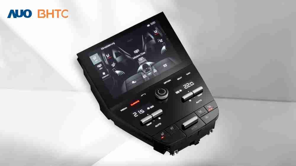 作為友達新生力軍，，，BHTC所展示的中央與後座鞍部的Display HMI產品，，可處理多區恆溫控制、、、顯示畫面，，，呈現仿真3D車室分區；以力傳感技術精準傳遞觸感，，，並結合音量及震動反饋，，，，防止意外啟動，，，提供使用者自然流暢、、直觀且輕鬆駕馭的舒適介面