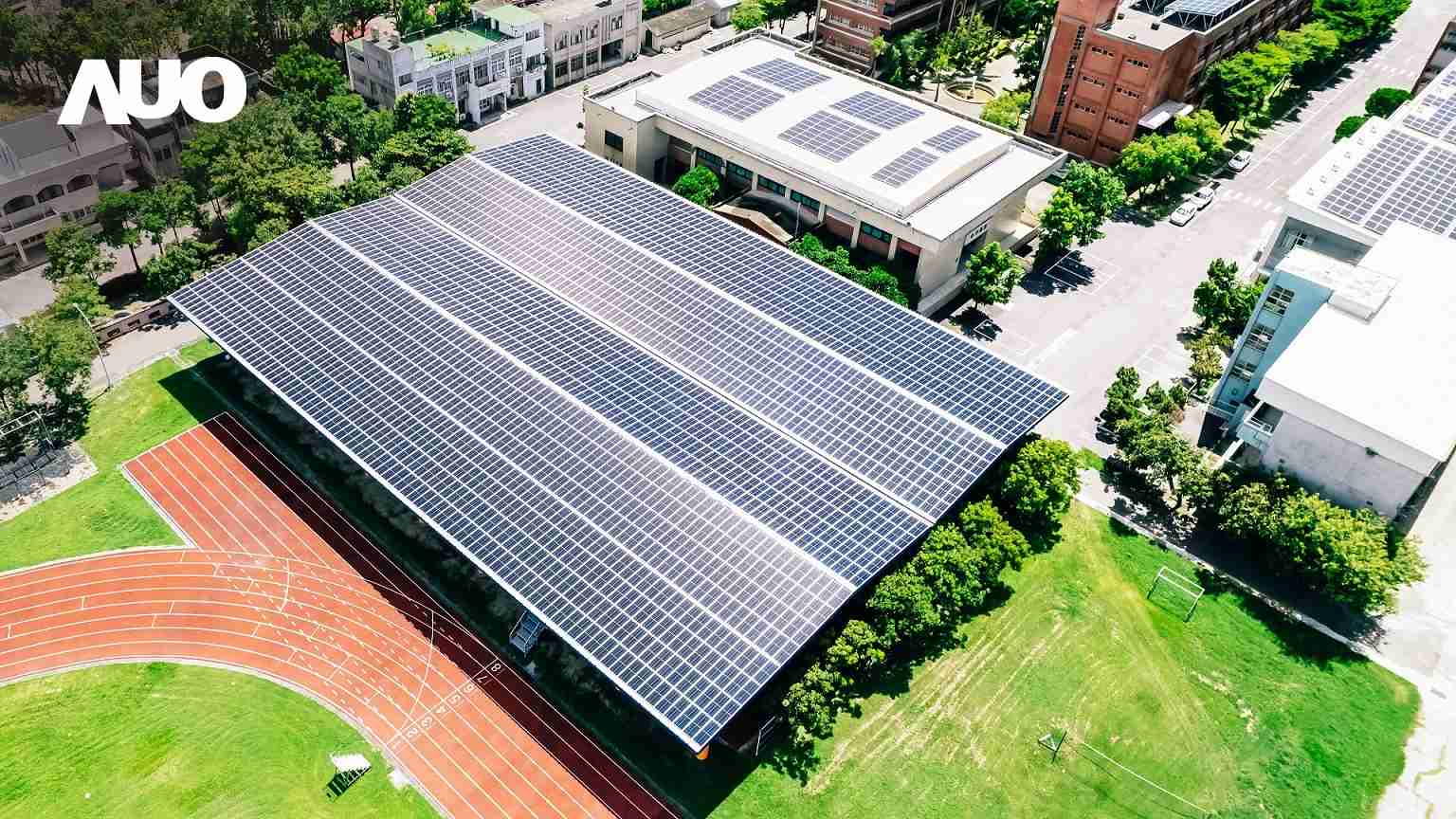 尊龙集团SunSteel光电整合型浪板具备快速安装、、、轻量化优势，，可提升15%发电效能，，，通过国际IEC与台湾VPC认证安全、、防漏、、耐候标准