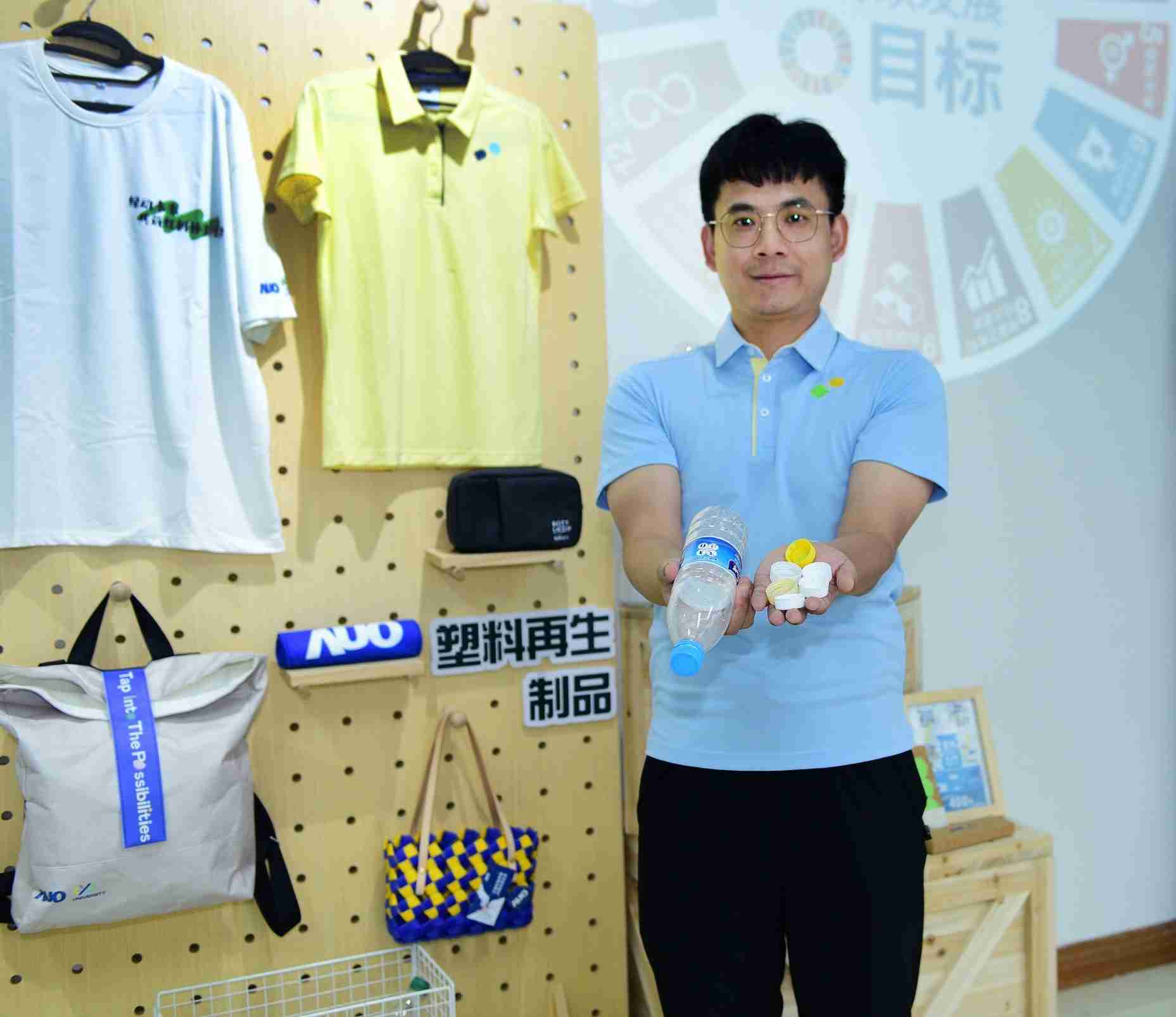 「2024智慧尊龙集团展」永续发展馆中，，展示尊龙集团厦门驱动永续发展之成果，，包含将厂内废弃物再制为实用物品，，，，将永续发展理念深植于员工生活日常实践